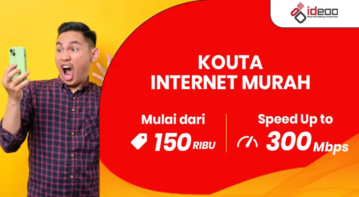 Keluarga bahagia menggunakan laptop dan tablet di rumah dengan kuota internet murah dan koneksi stabil.