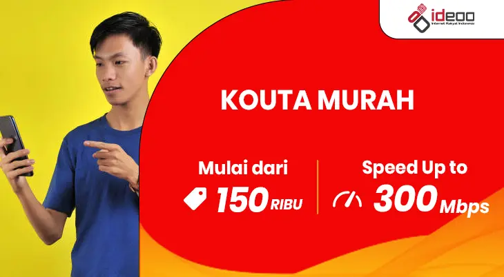 Keluarga bahagia menggunakan laptop dan tablet di rumah dengan kuota internet murah dan koneksi stabil.