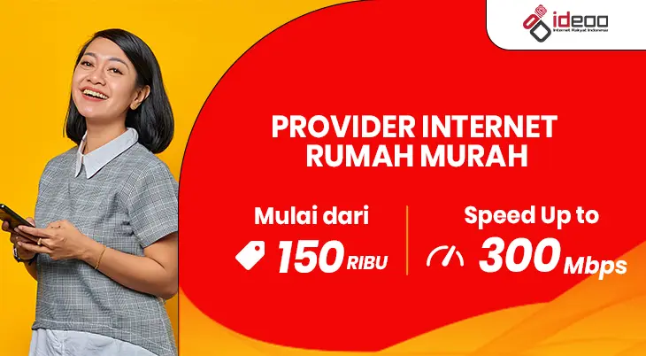 Keluarga tersenyum menggunakan laptop dan tablet di rumah dengan provider internet rumah murah yang cepat dan stabil