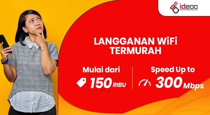 Keluarga bahagia menggunakan laptop dan smartphone dengan koneksi lancar dari langganan WiFi termurah.
