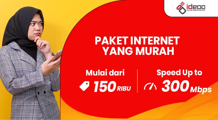 perempuan bahagia menggunakan paket internet yang murah di rumah dengan koneksi cepat, stabil, dan hemat biaya.