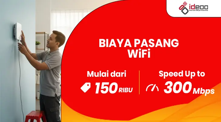 Pelanggan mengecek rincian biaya pasang wifi di laptop rumah