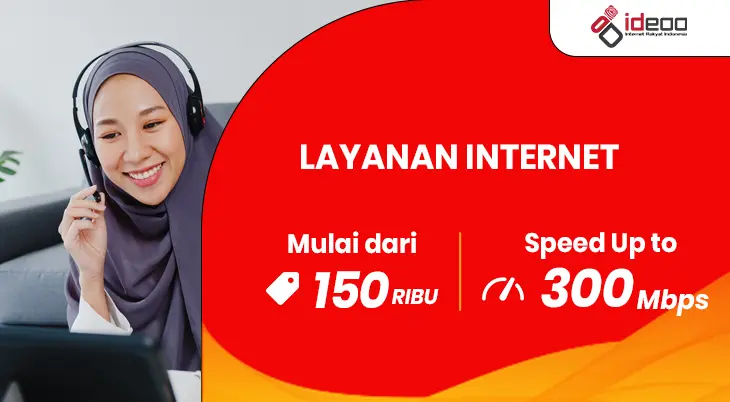 Teknisi sedang melakukan instalasi layanan internet di rumah.