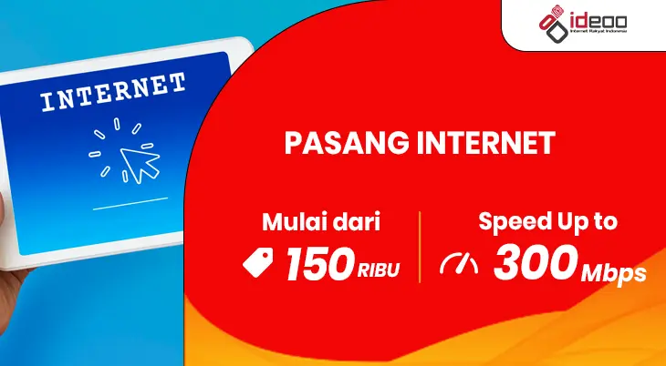 Teknisi sedang pasang internet di rumah dengan perangkat router modern.